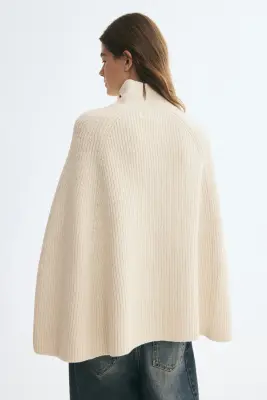 Cape en maille avec col cheminée - Beige clair — photo 4