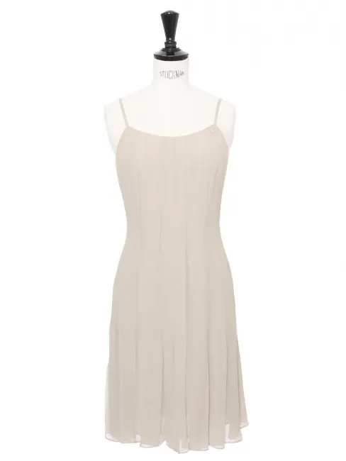 Robe courte cintrée en mousseline de soie gris vert à fines bretelles Prix boutique 3000€ Taille XXS
