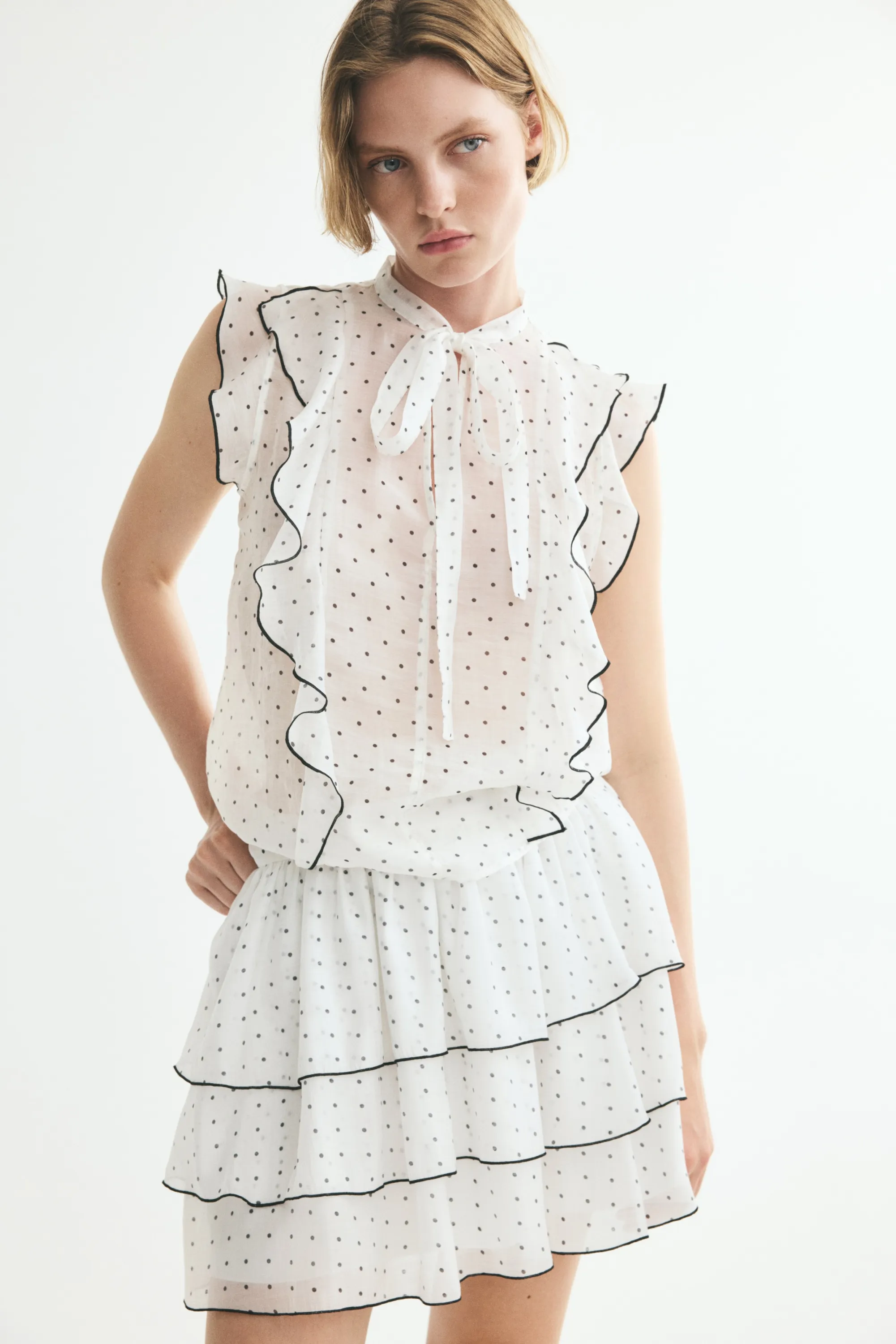 Blouse volantée avec col cravate - Crème/pois