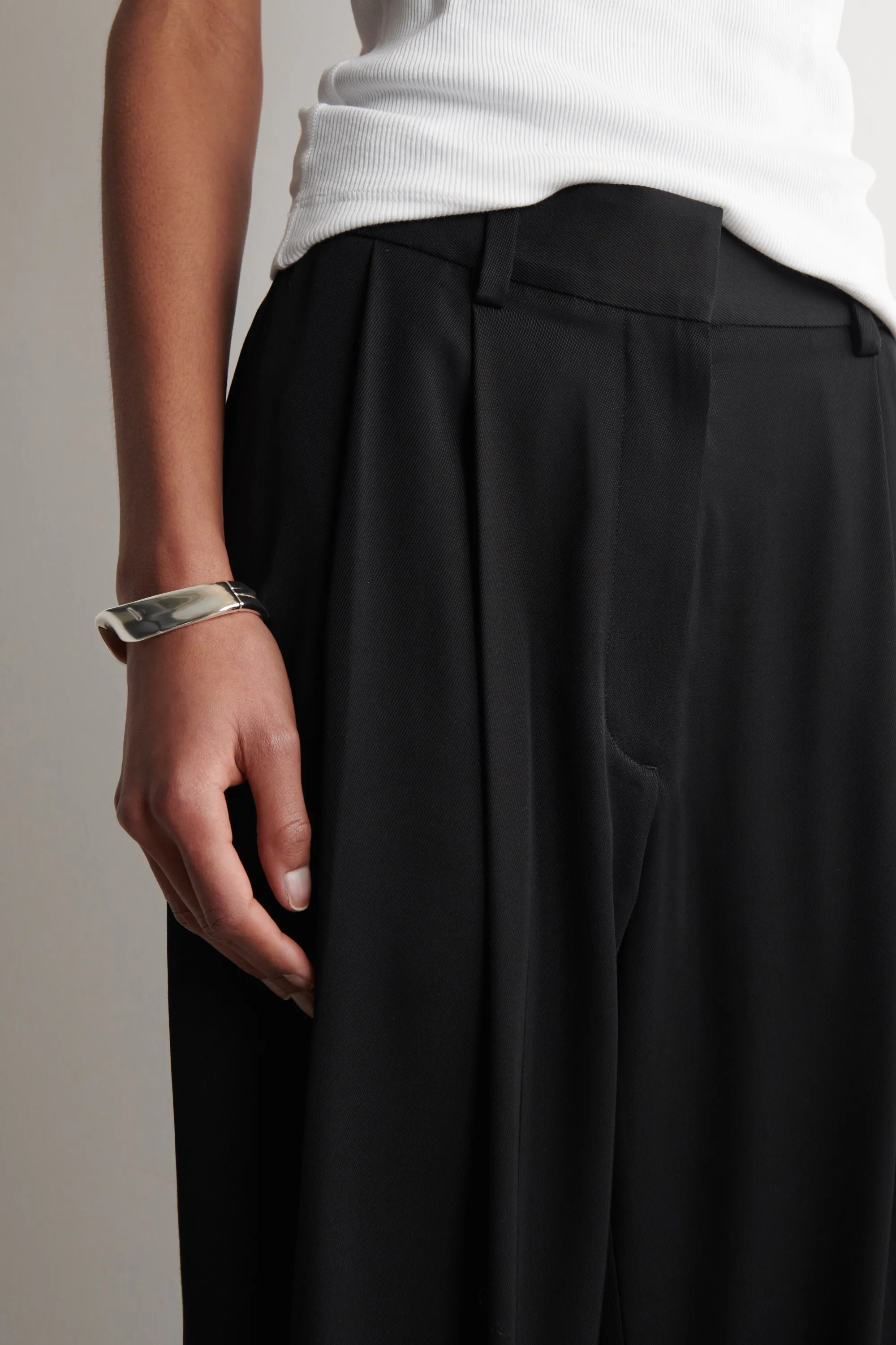 PANTALON À JAMBES BALLON EN SERGÉ À PLIS - NOIR