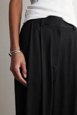 PANTALON À JAMBES BALLON EN SERGÉ À PLIS - NOIR — photo 1