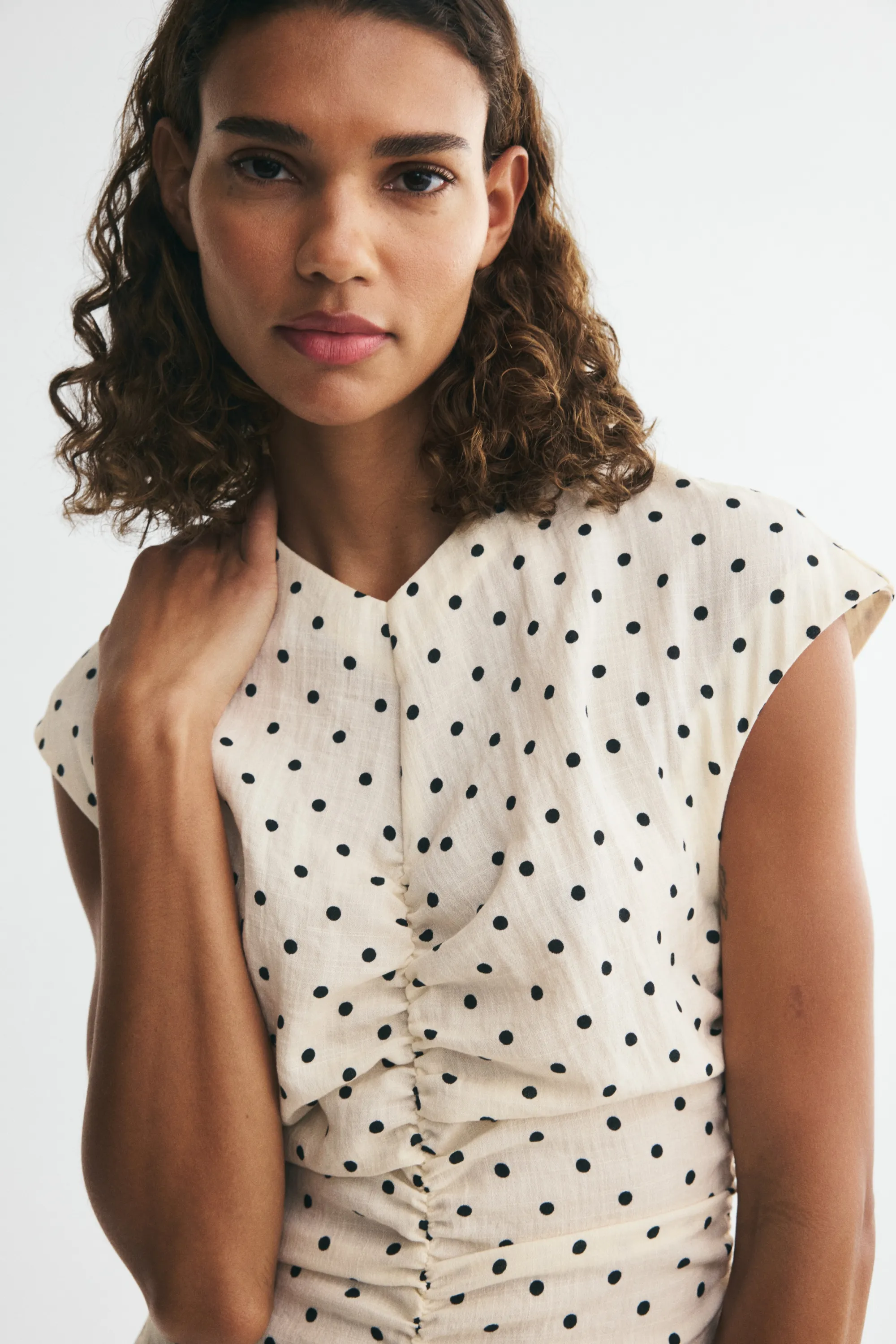Robe à mancherons avec base en pointes - Crème/pois