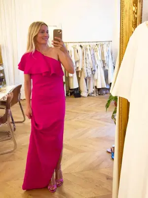 Robe de cocktail longue asymétrique avec volant sur l'épaule rose fushia Prix boutique 3200€ Taille 38 — photo 2