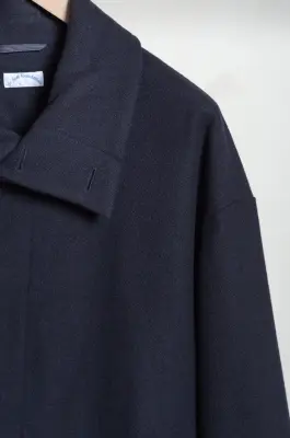 De Dam Foundation – Wool Gabardine Short Coat 26FW-SC-W0-01 – Navy — photo 4