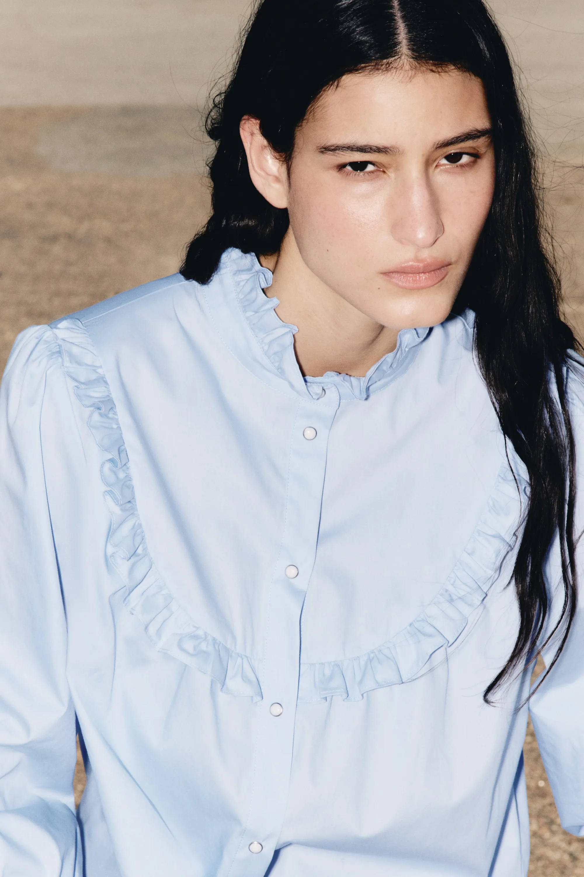 Blouse à bords ruchés en popeline de coton - Bleu clair