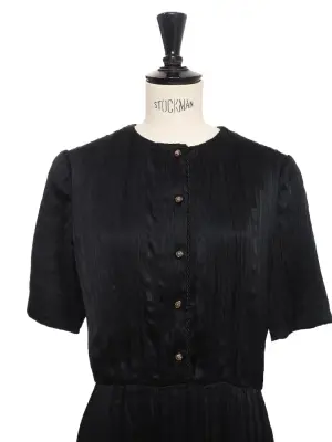 Robe manches courtes en soie noire boutons bijoux dorés Prix boutique 4200€ Taille XS — photo 3