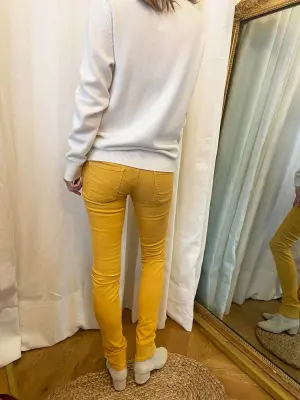 Jean slim en coton jaune ambre Prix boutique 170€ Taille 24 (XS) — photo 4