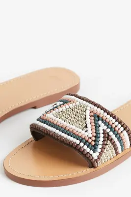 Sandales en cuir avec perles fantaisie - Beige/motif — photo 3