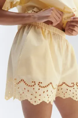 Short en coton avec broderie anglaise - Jaune clair — photo 2