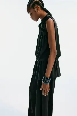 Top asymétrique à effet drapé - Noir — photo 4