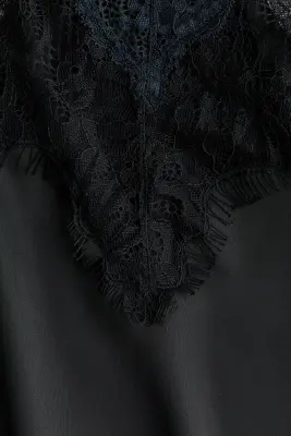Robe en satin avec dentelle - Noir — photo 4