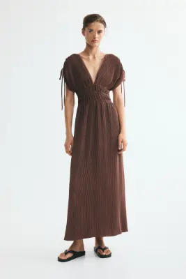 Robe froissée avec cordons de serrage - Marron foncé — photo 1
