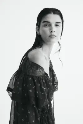 Robe en mousseline avec dentelle - Noir/fleuri — photo 3