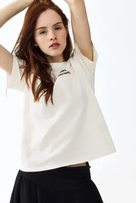 T-shirt avec applications - Crème/Sueños Costarricenses — photo 2