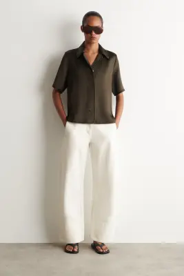 CHEMISE EN SATIN À FINITION CONTRASTÉE - BRUN — photo 2