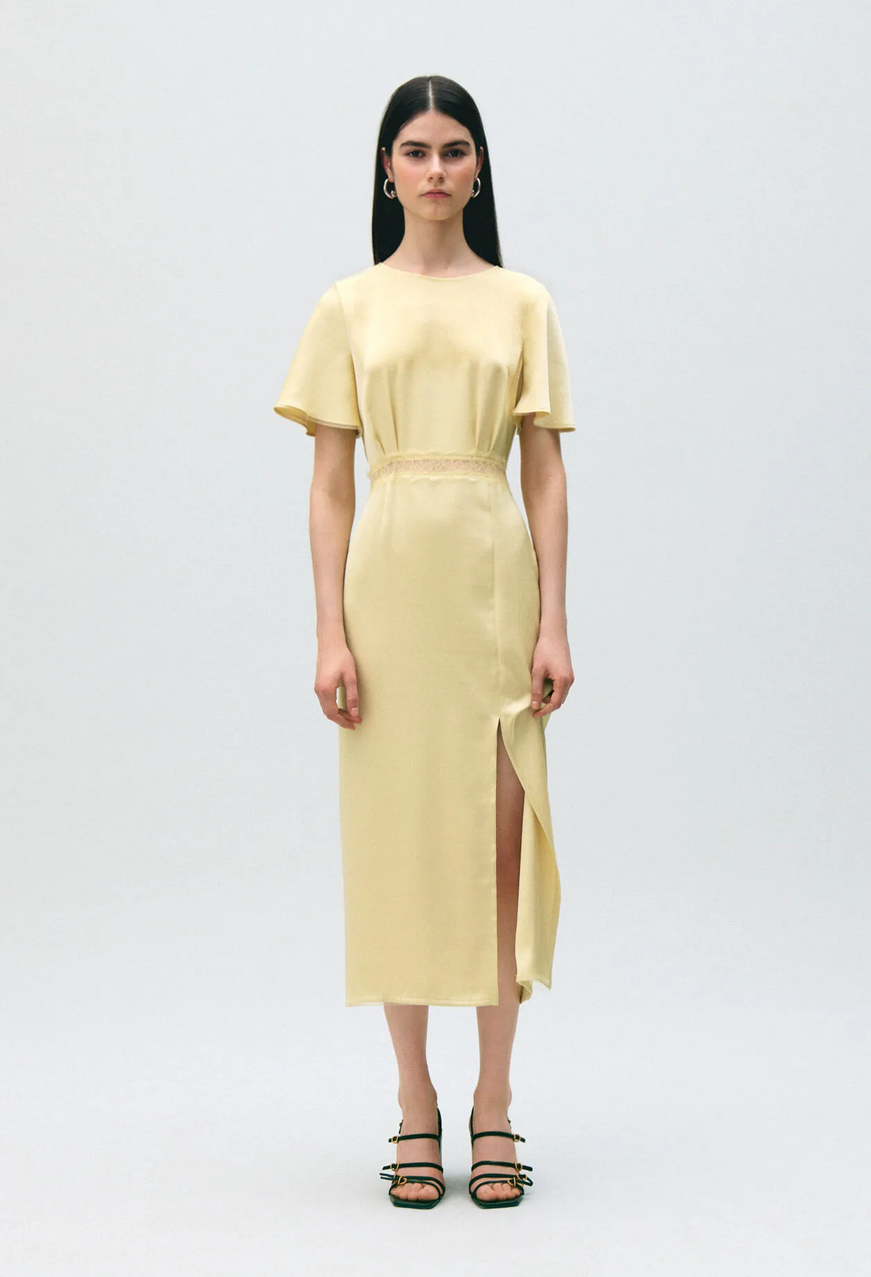 Robe satinée dentelle dos nu