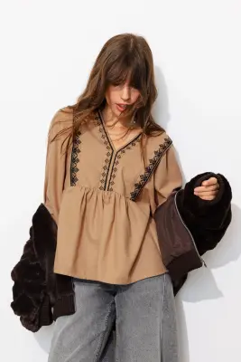 Blouse brodée Femme — photo 2