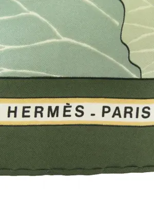 Foulard FLEUR DE LOTUS carré en twill de soie vert, jaune et rose Prix boutique 530€ Taille 90 x 90 — photo 4