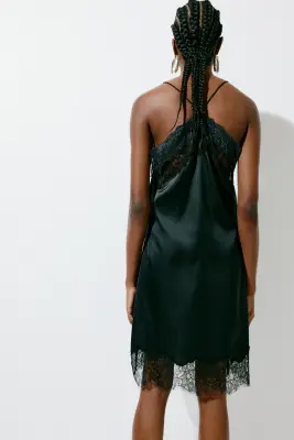 Robe en satin avec dentelle - Noir — photo 3