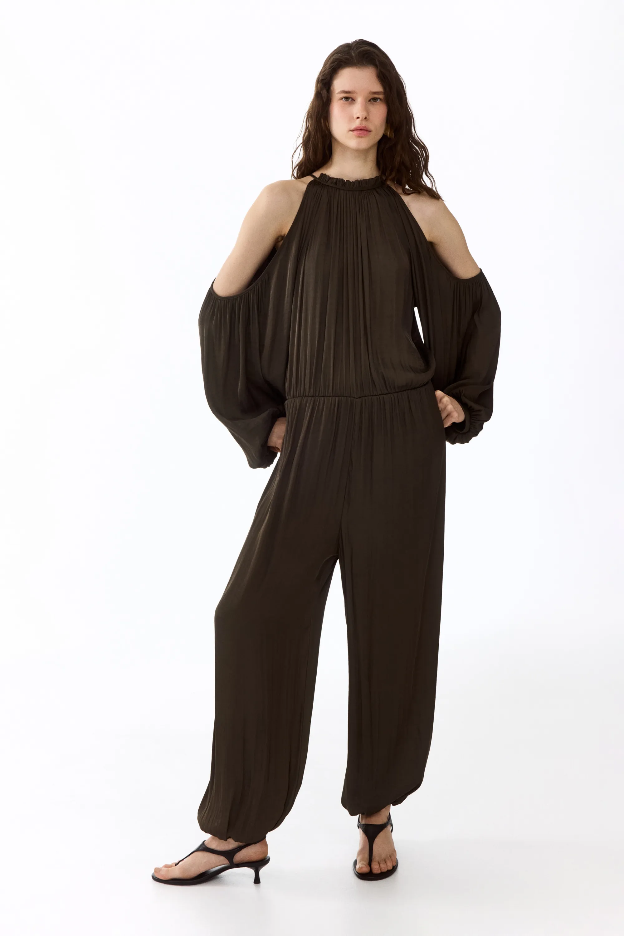 Combi-pantalon en satin avec épaules dénudées - Vert kaki foncé
