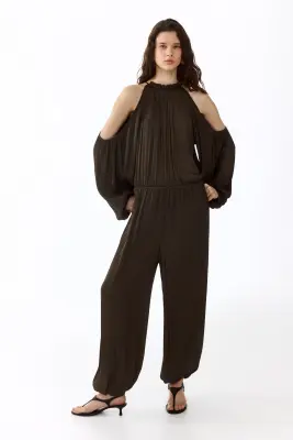 Combi-pantalon en satin avec épaules dénudées - Vert kaki foncé — photo 1