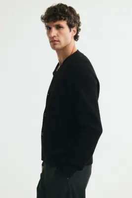 Gilet Regular Fit en maille de laine côtelée - Noir — photo 4