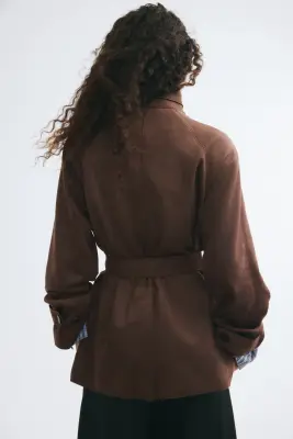 Manteau court avec ceinture à nouer - Marron foncé — photo 4