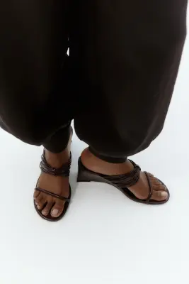 Sandales à talon compensé - Marron foncé — photo 1
