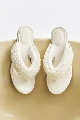Sandales à talon avec perles fantaisie - Crème — photo 1