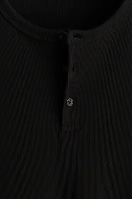 T-shirt Slim Fit à col tunisien en coton côtelé - Noir — photo 4