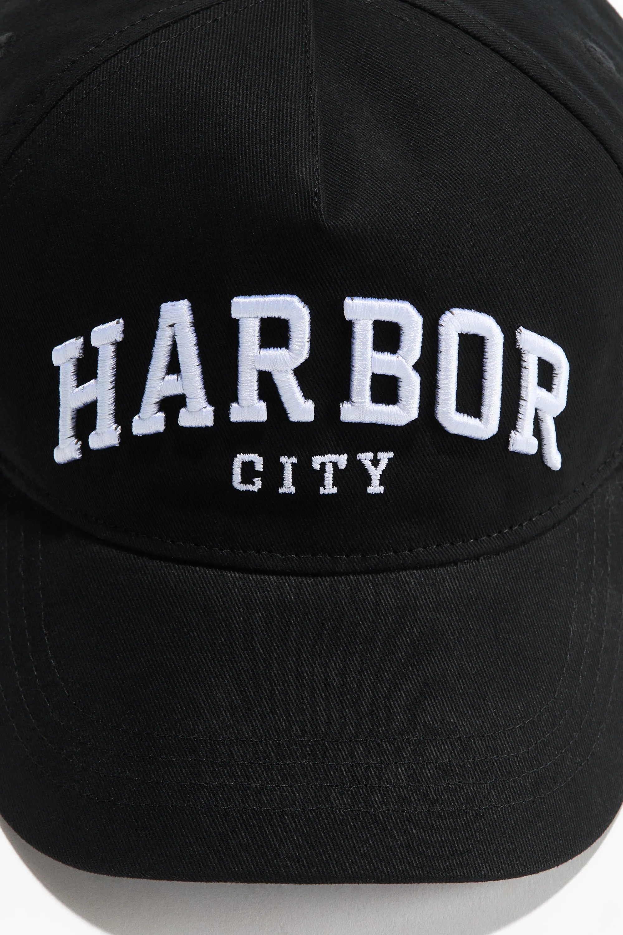 Casquette en twill de coton avec motif - Noir/Harbor city