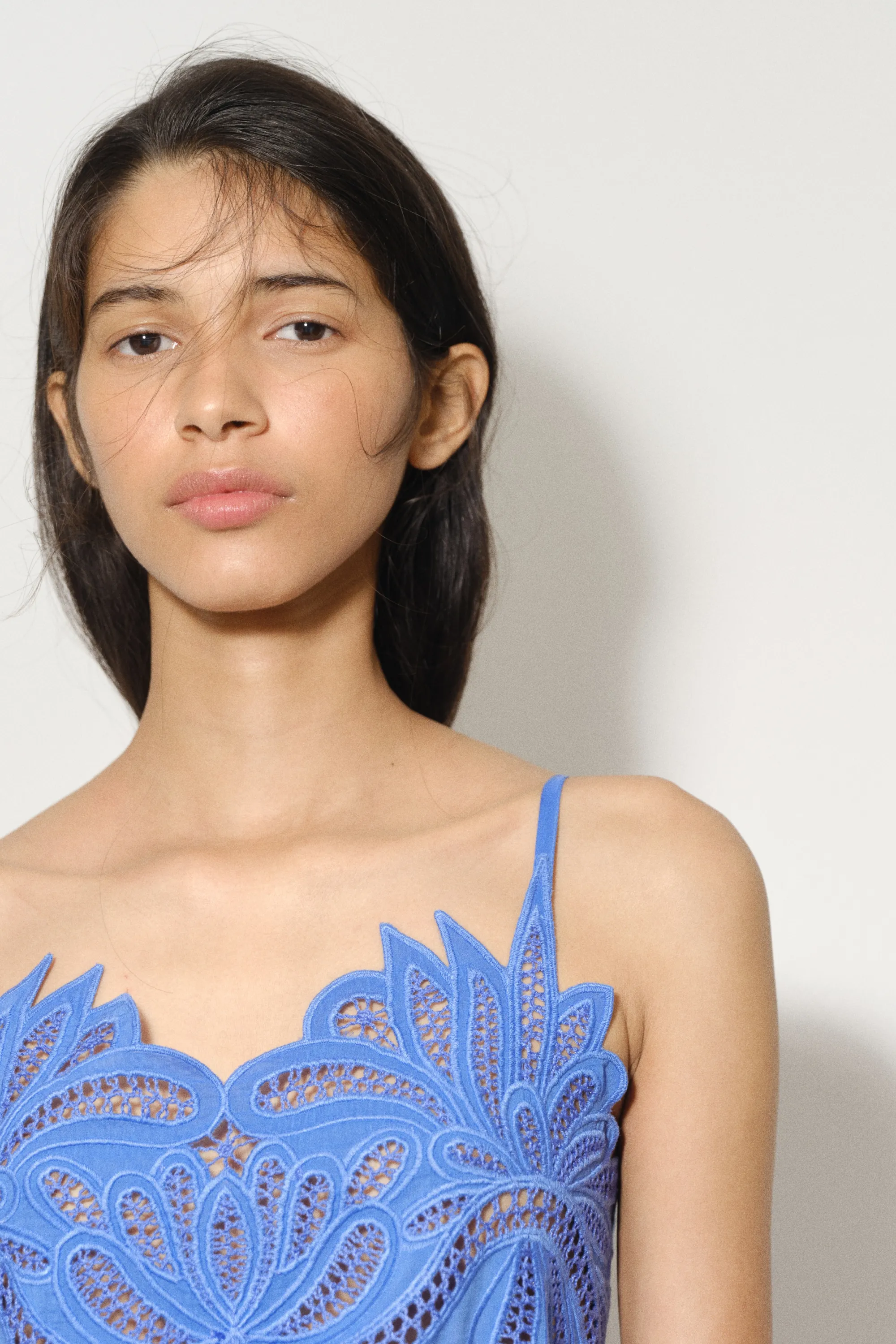 Robe brodée à bretelles fines - Bleu