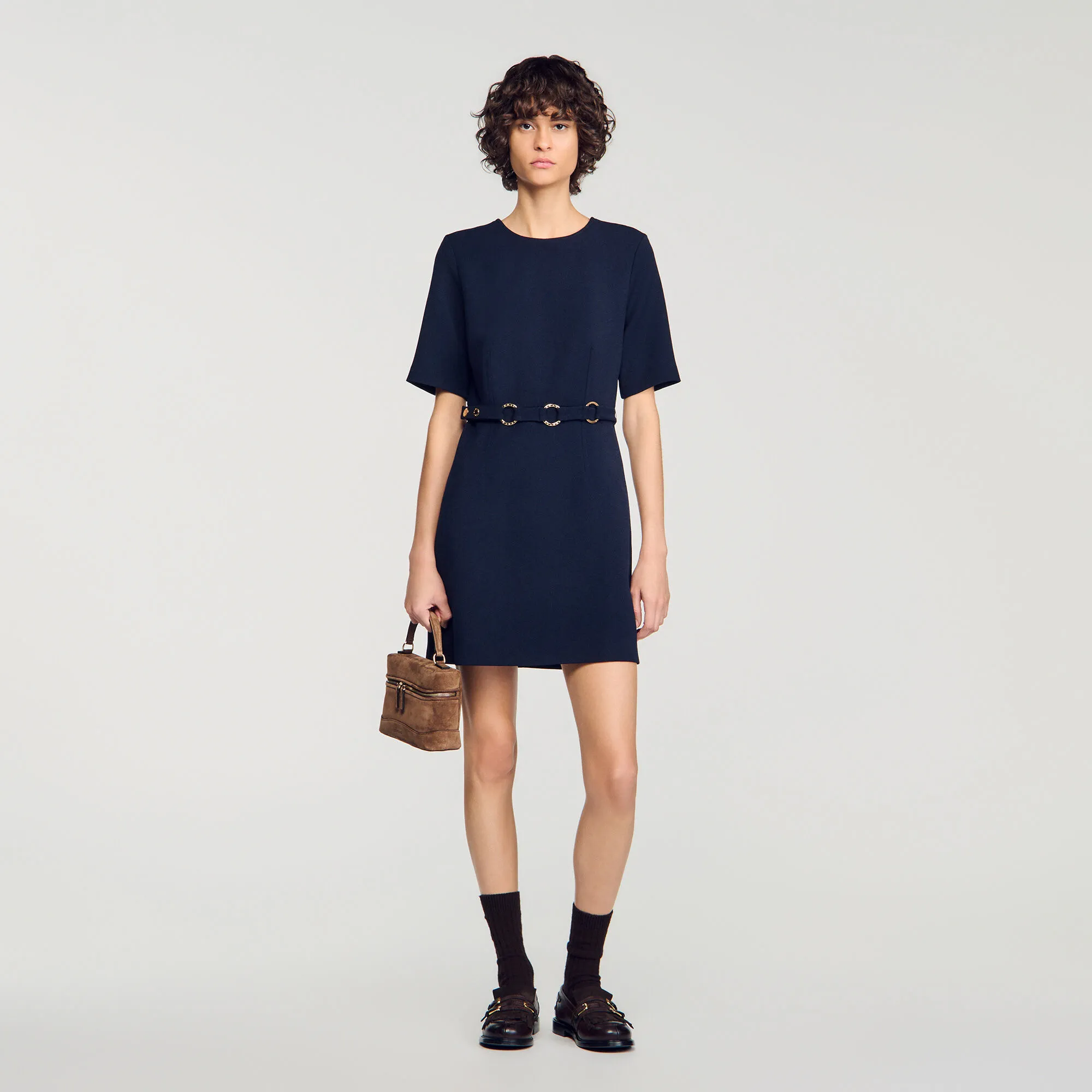 Robe courte à ceinture à anneaux