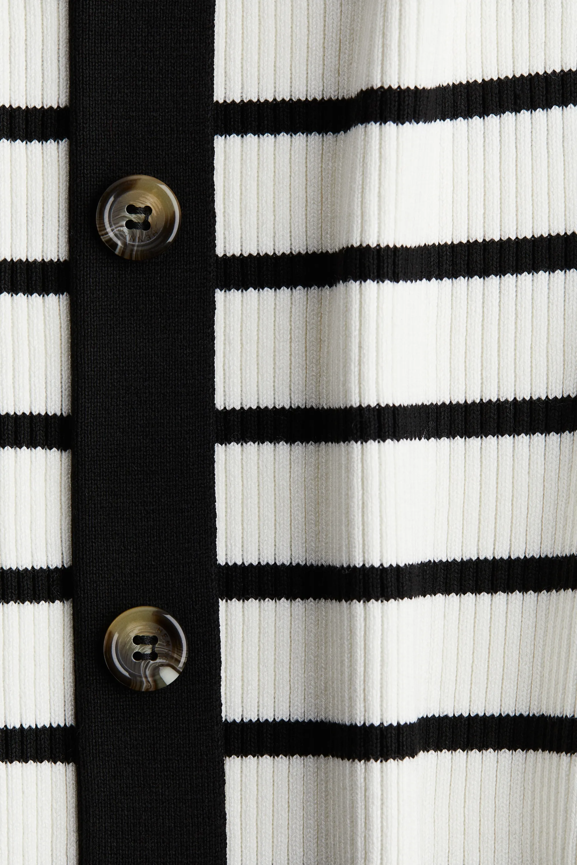 Robe à boutons en maille côtelée - Blanc/rayures noires