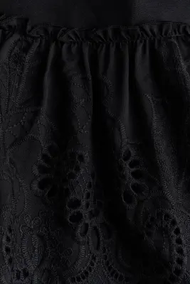 Robe épaules nues avec broderie anglaise - Noir — photo 4