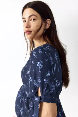 MAMA Robe en viscose avec ceinture à nouer - Bleu foncé/fleuri — photo 4