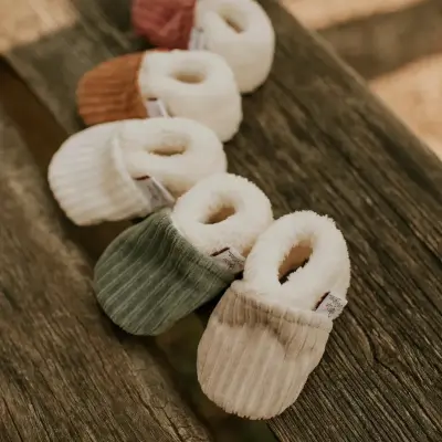 Chaussons bébé en velours (au choix) – Rien Que Des Bêtises
